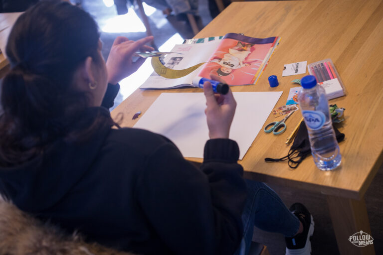 Vrouw is aan het knutselen aan een tafel.