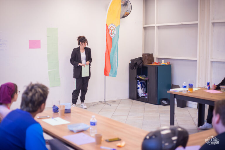 Vrouw in een blazer geeft een presentatie